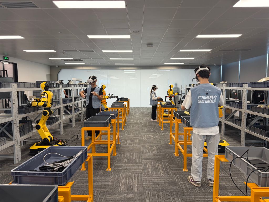 数采人员在汽车总装分拣场景中采集具身智能数据